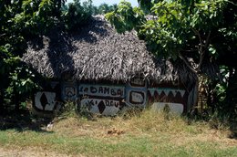 Comoros-Archipelago;-Daily-life;-France;-Hut;-Indian-Ocean;-Inscription;-Kaleidos;-Kaleidos-images;-La-parole-à-limage;-Laurent-Abad;-Mayotte;-Painted-motifs;-Stories-Pictures;-Thatched-roof;-Traditional-architecture